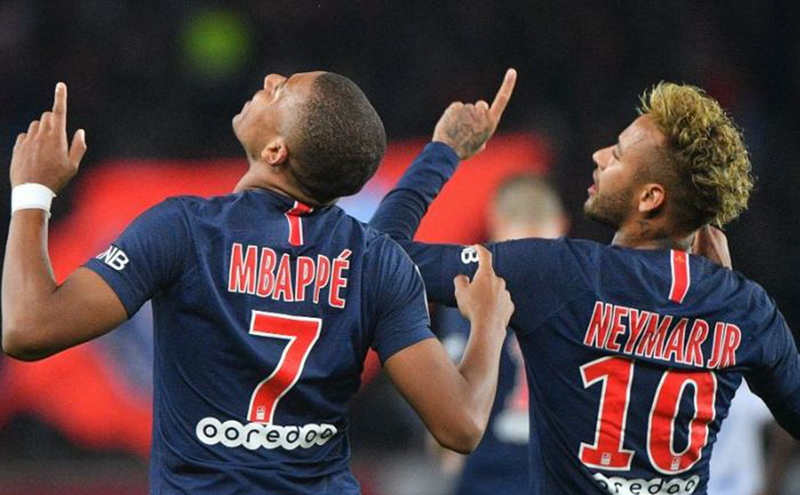 Kylian Mbappe dan Neymar Jr saat merayakan gol untuk Paris St Germain. (REUTERS/DAILY MAIL)